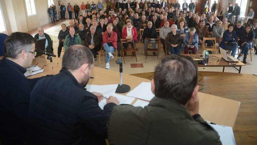 Asamblea de los comuneros de Marcón celebrada ayer con numerosa asistencia. // Rafa Vázquez