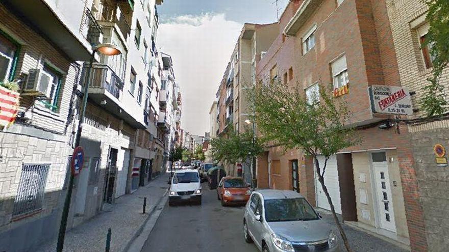 Un intoxicado por humo en un incendio de un cuarto de contadores en el barrio de Torrero