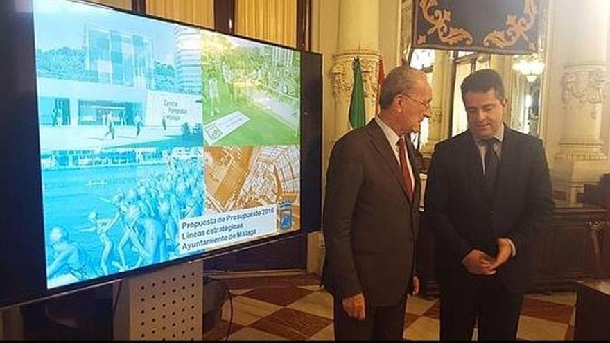 El alcalde y el edil de Economía  al presentar las cuentas de 2016.