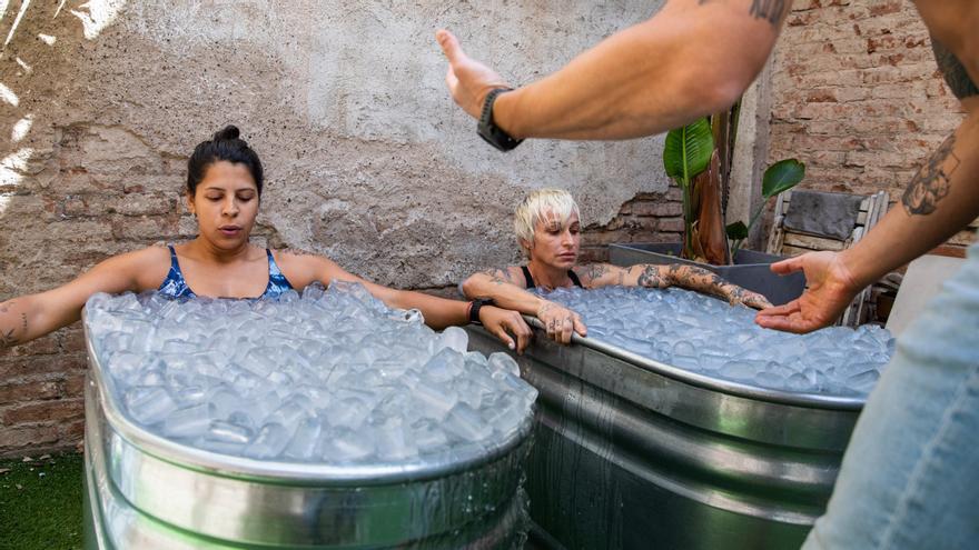 Una influencer vende el agua de su bañera y ¡se agota en días!