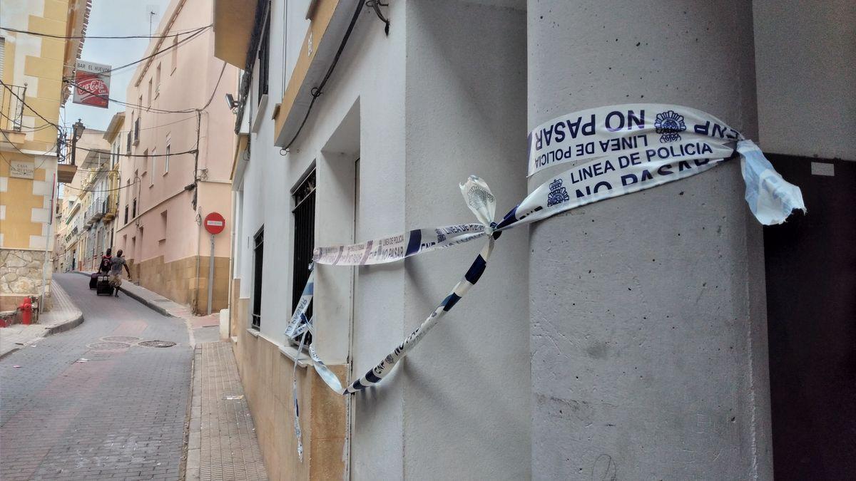 Vivienda acordonada por la Policía Nacional, en pleno casco histórico de Lorca.