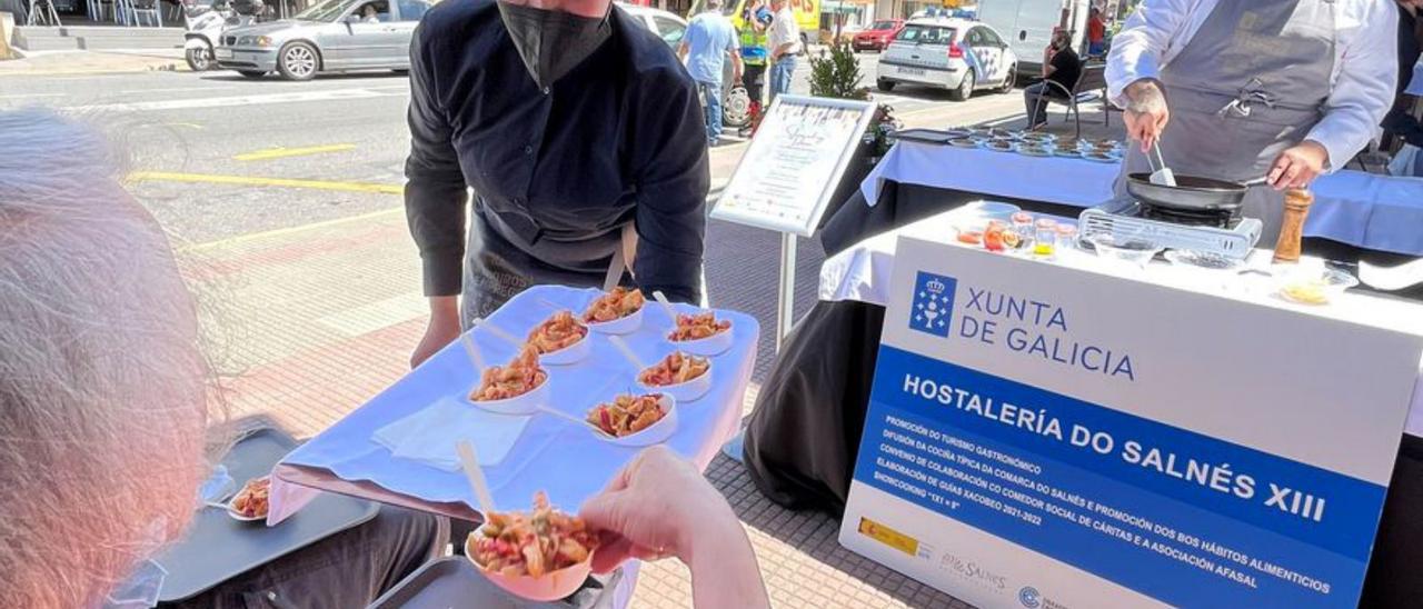 Uno de los aperitivos servidos ayer en la plaza de Dena.