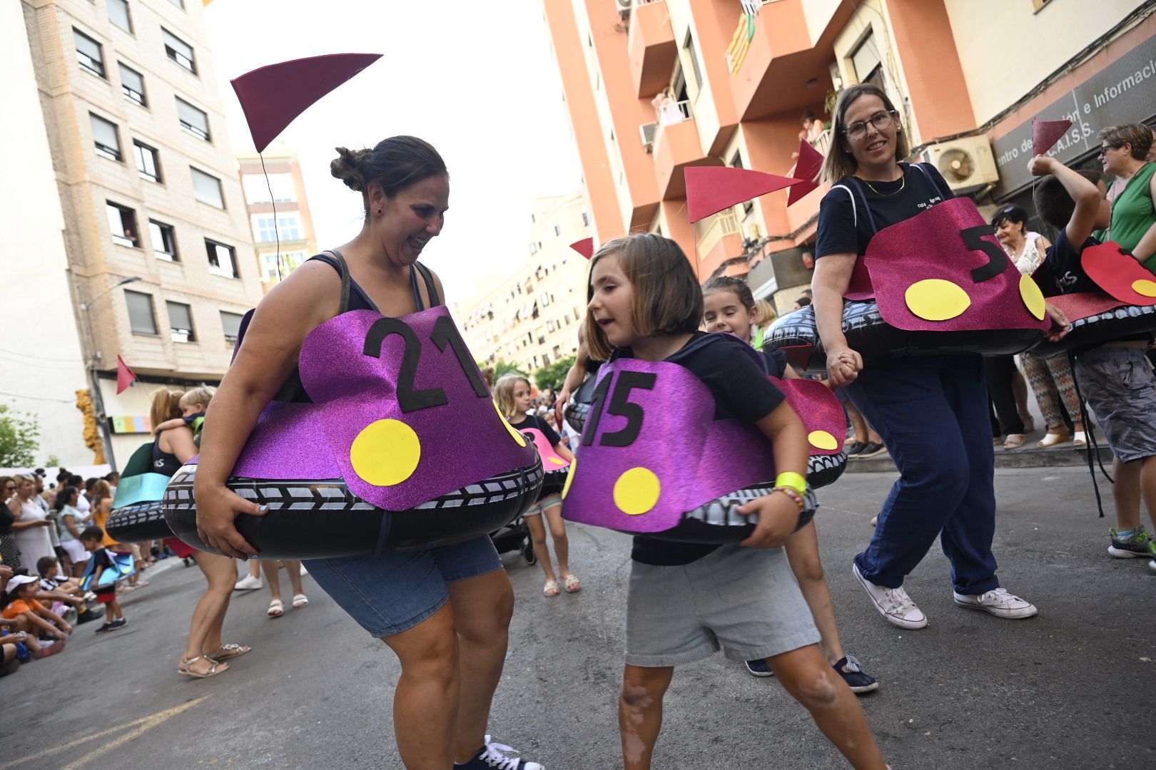 Las mejores imágenes del desfile y la entrada del toro por Sant Pere en el Grau