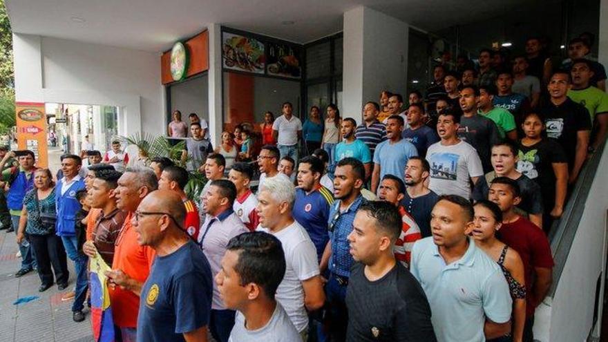 Colombia: 65 militares desertores venezolanos fueron desalojados de un hotel por impago