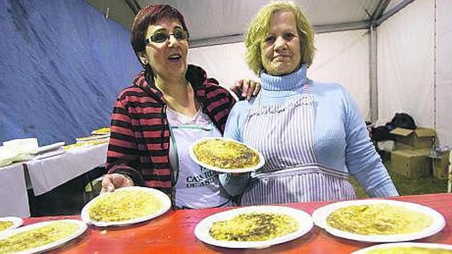 Ana García y Charo García, ayer, con unas tortillas de oricios en Bañugues.