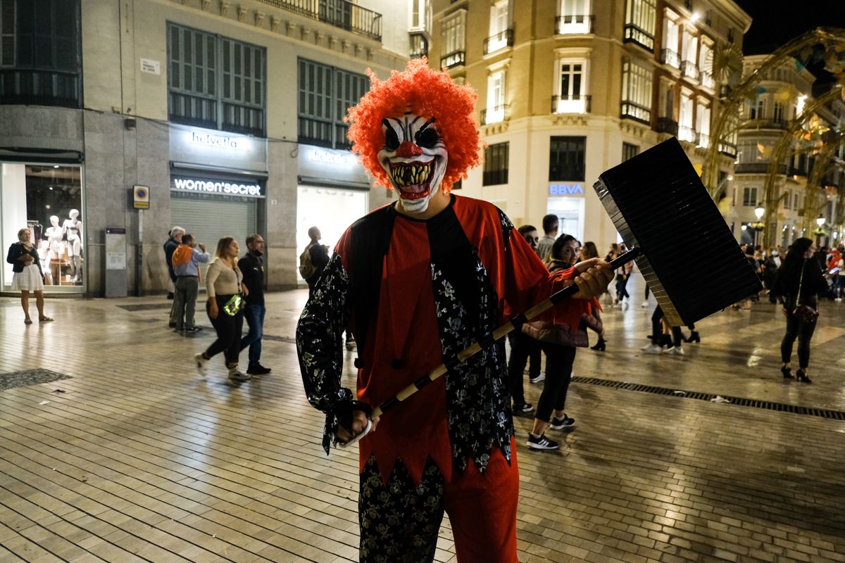 Las calles del centro de Málaga se llenan de máscaras y disfraces por Halloween