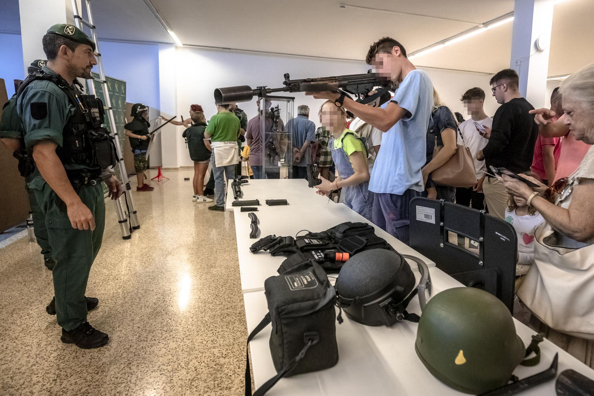 La Guardia Civil de Baleares ha celebrado una jornada de puertas abiertas para conmemorar la patrona