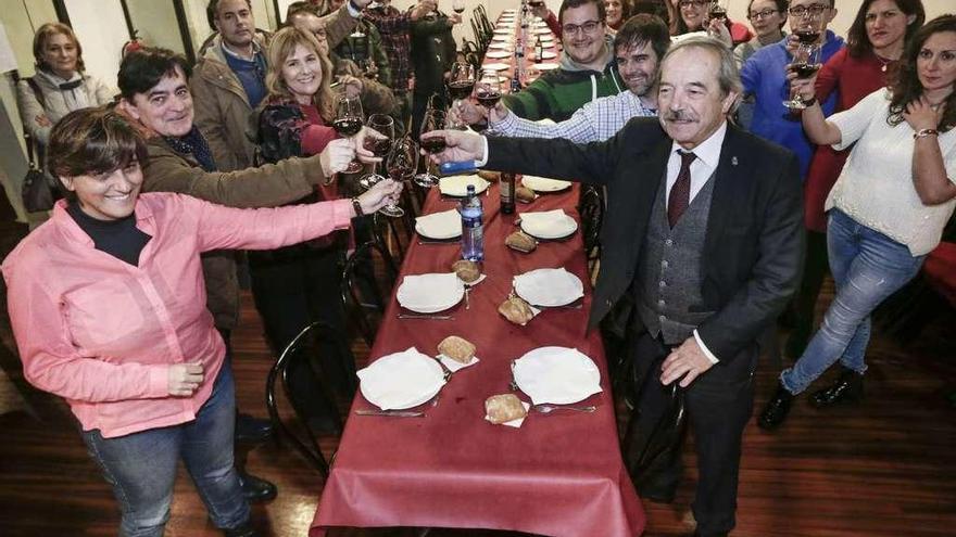 El brindis del Alcalde con sus compañeros de grupo y los periodistas, ayer, en la AMSO.