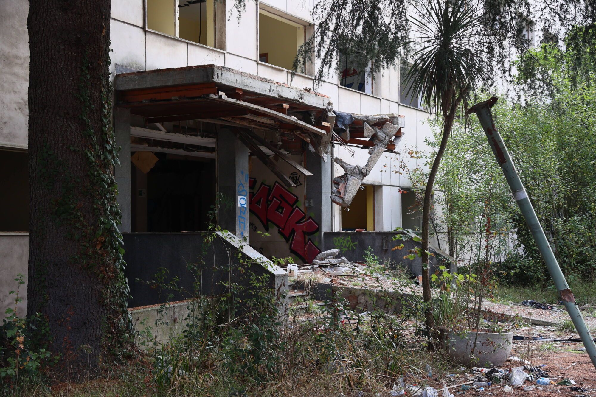 Viejo HUCA. Recorrido por cómo está el viejo hospital.