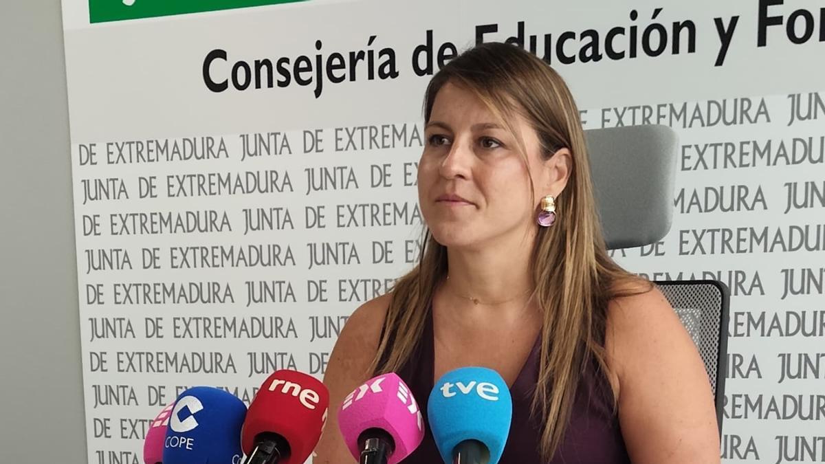 La consejera de Educación y Formación Profesional, Sandra Valencia, durante la comparecencia en la que ha anunciado el segundo contrato de emergencia para cubrir las rutas de transporte escolar pendientes.
