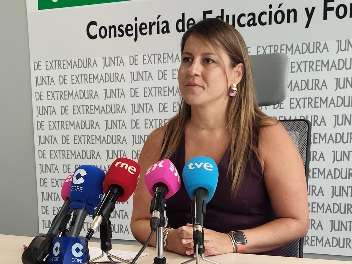 La consejera de Educación y Formación Profesional, Sandra Valencia, durante la comparecencia en la que ha anunciado el segundo contrato de emergencia para cubrir las rutas de transporte escolar pendientes.