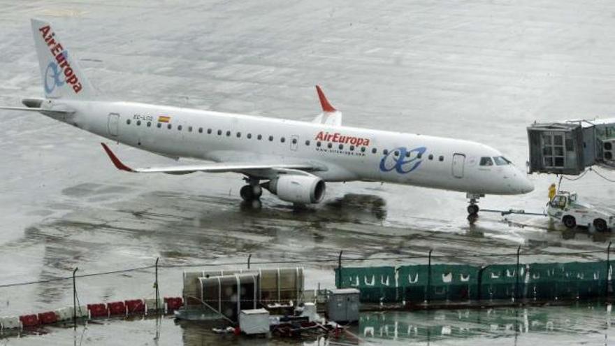 Un avión Embraer 190 de 122 plazas de Air Europa estacionado en el aeropuerto de Peinador. // M.G.Brea