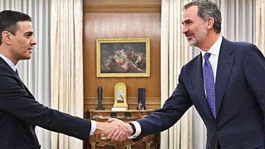 Pedro Sánchez i Felip VI se saluden abans de la seva reunió.