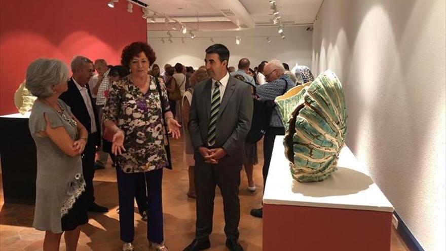 Muel expone la cerámica de Lourdes Riera