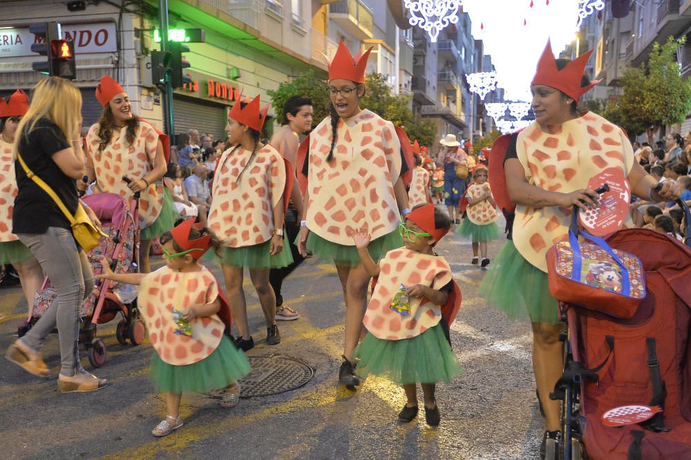 El popular desfile de la Gran Charanga en Elche reúne a más de 4.500 participantes