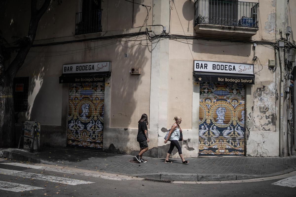 La mítica bodega Salvat de Sants cuelga el cartel de se traspasa