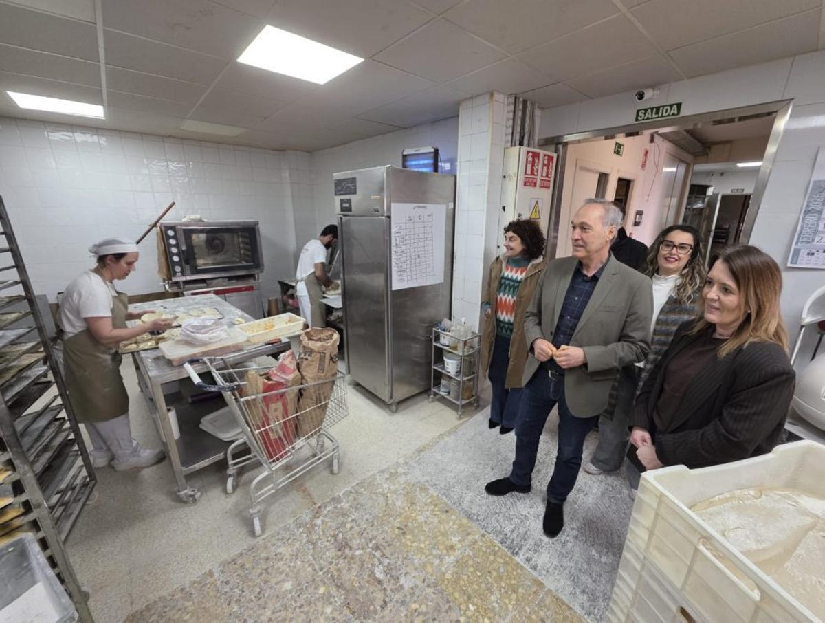 El delegado de la Xunta en Pontevedra, Agustín Reguera,  en el obrador de la panadería A Bicha, en Bueu. | A.B.
