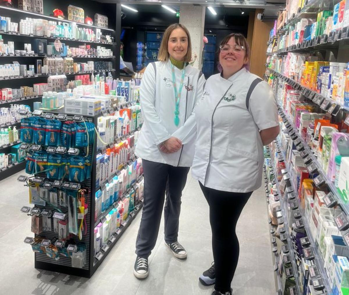 Cristina Gómez, a la izquierda, y María Palacios, ayer, en la parafarmacia Castillo.