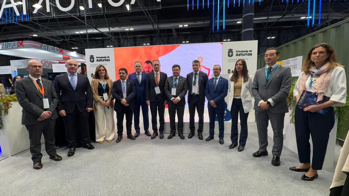 Foto institucional del acuerdo de la Vía Carisa, hoy en la Feria Internacional de Madrid, con miembros del Principado, Cámaras de Comercio, diputación de Jaén y Junta de Extremadura