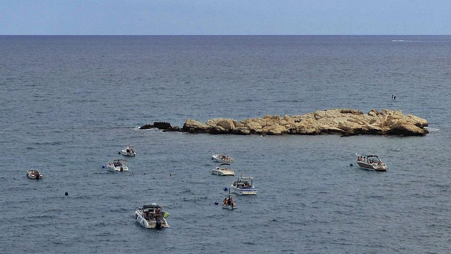 L’Escala instal·la vint boies per evitar el fondeig amb àncora a la roca del Cargol