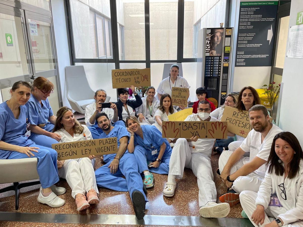 Sentada de protesta de los técnicos de laboratorio del Hospital de Sant Joan