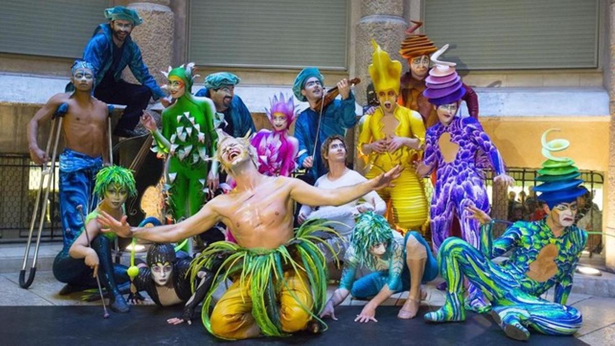 Artistas del Cirque du Soleil, en plena presentación del espectáculo 'Varekai', en la Pedrera de Barcelona.