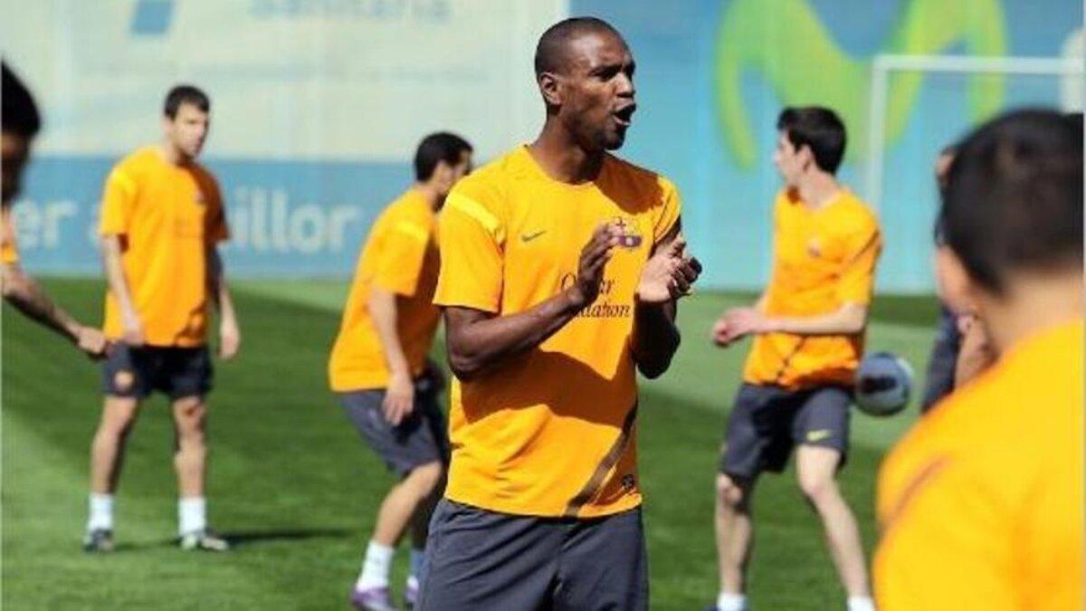 El francès Éric Abidel animant ahir al migdia en l'entrenament del Barça a la Ciutat Esportiva de Sant Joan Despí.