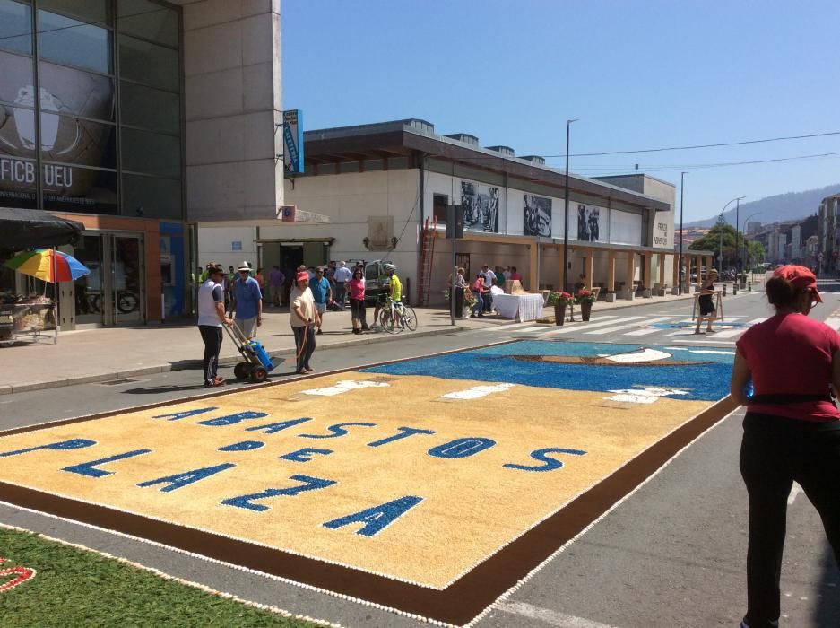 Cuando aún quedan varias horas para la procesión del Corpus las calles de Bueu ofrecen ya su mejor aspecto