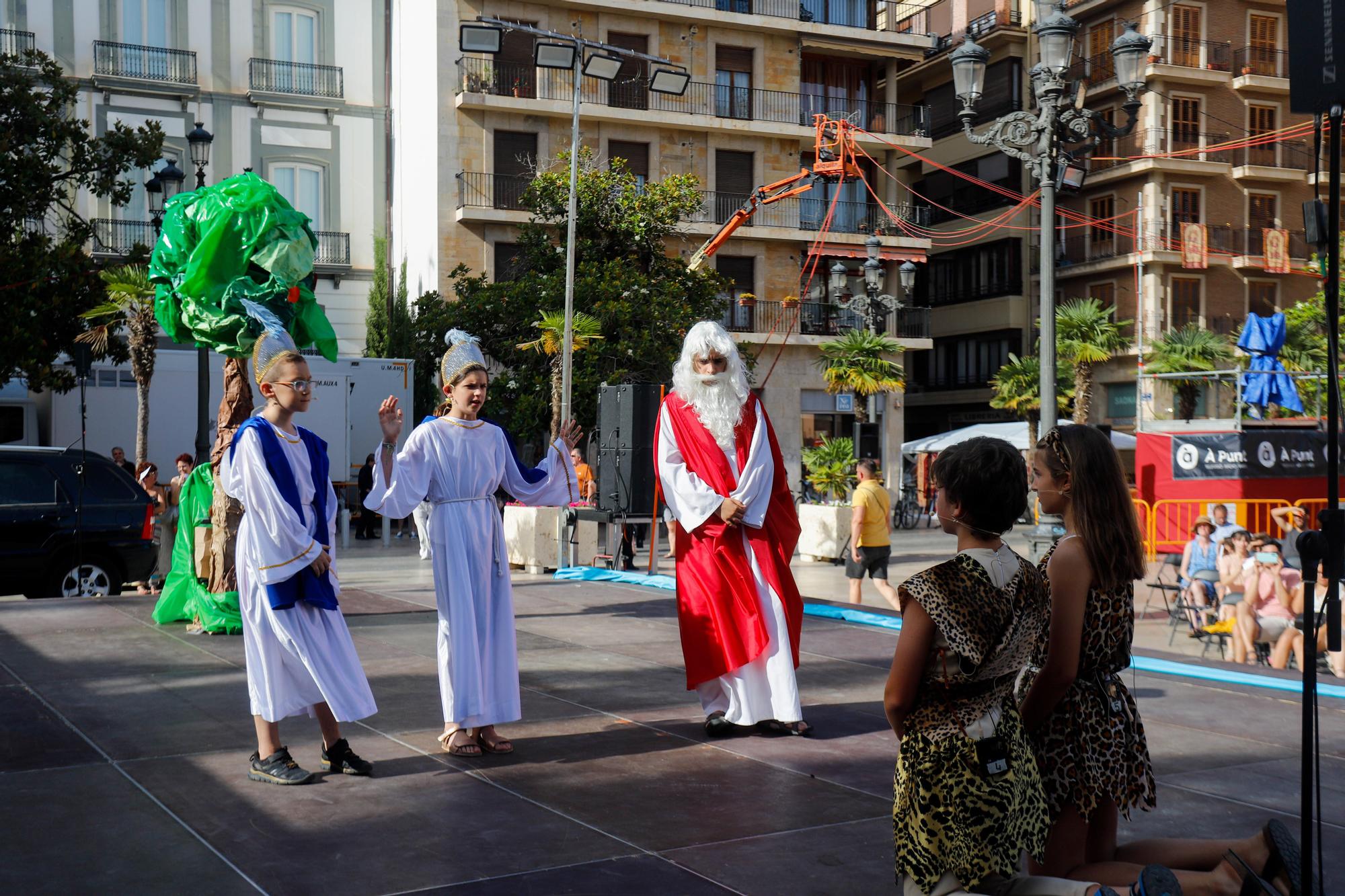 Sábado de Corpus: ambiente en la plaza, balcones y adornos florales