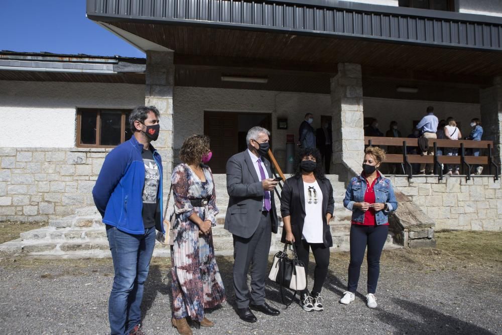 El rector de la Universidad visita el albergue de Pajares