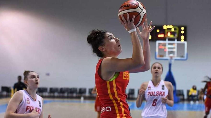 La jugadora del CD Zamarat Ainhoa López tirando a canasta en este Europeo.