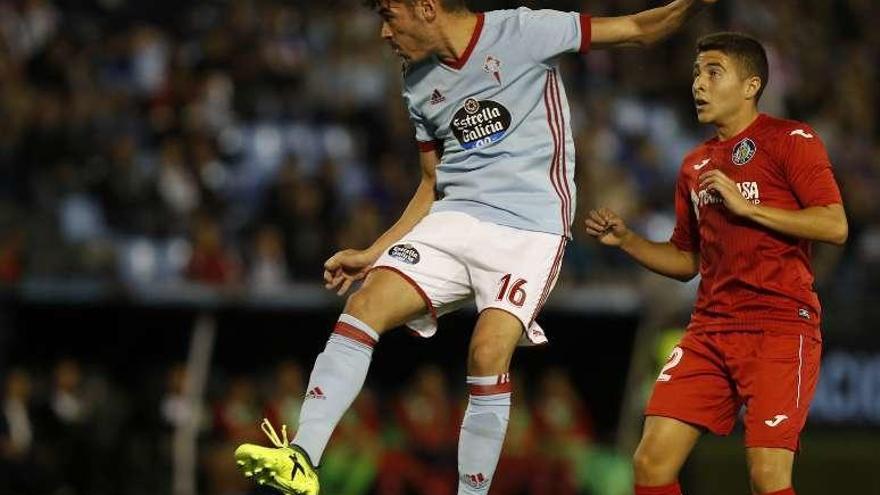 Jozabed cabecea un balón en el duelo ante el Getafe. // Ricardo Grobas