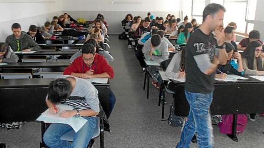 Alumnes de l&#039;Oms i de Prat, el Peguera, La Salle i el Catà, en ple examen