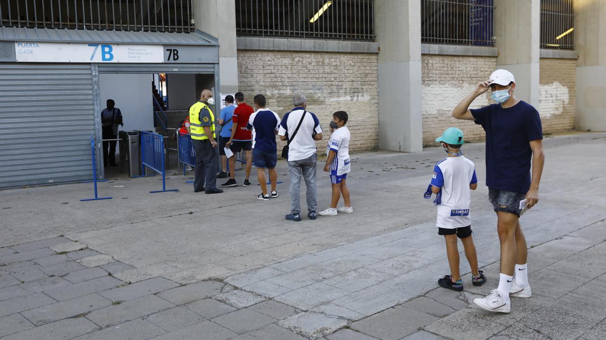 Un grupo de aficionados espera para acceder, el pasado miércoles, a La Romareda.