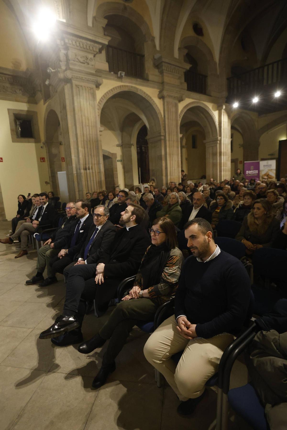 EN IMÁGENES: La localidad vallisoletana de Medina de Rioseco presenta su Semana Santa en Gijón
