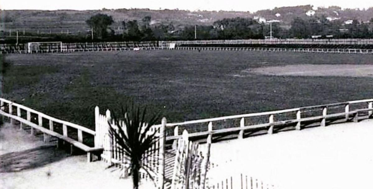 El recinto de El Molinón, con la portilla de entrada, la caseta de la cantina y, al fondo, los vestuarios (h. 1920). | ARCHIVO REAL SPORTING DE GIJÓN