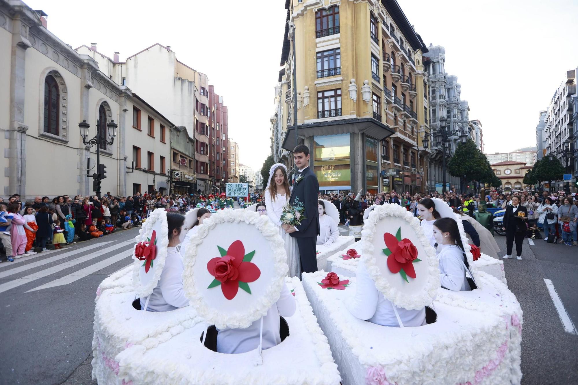 El Carnaval llena de color y alegría las calles de Oviedo