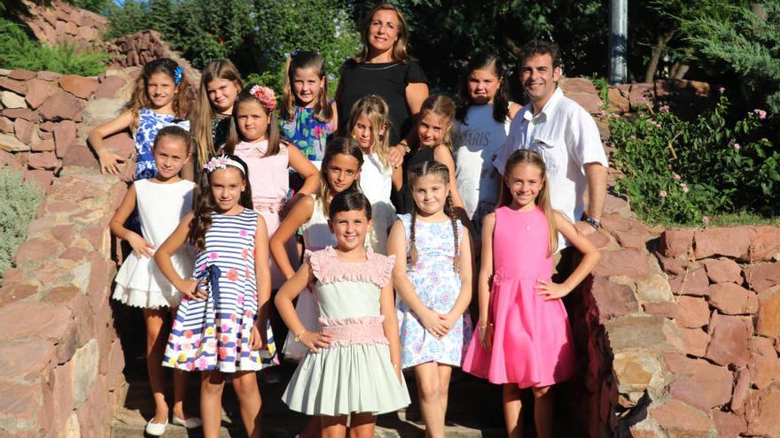 La actual reina infantil, Lucía Pallarés, junto a su nutrida corte de honor, la alcaldesa y el edil de Fiestas