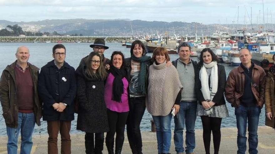 Silvia Carballo -tercera por la izquierda- delante de Odilo Barreiro con militantes de la comarca durante la visita de Ana Pontón.