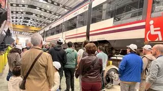 Más de 300 personas visitan el taller de Renfe en València en su jornada de puertas abiertas