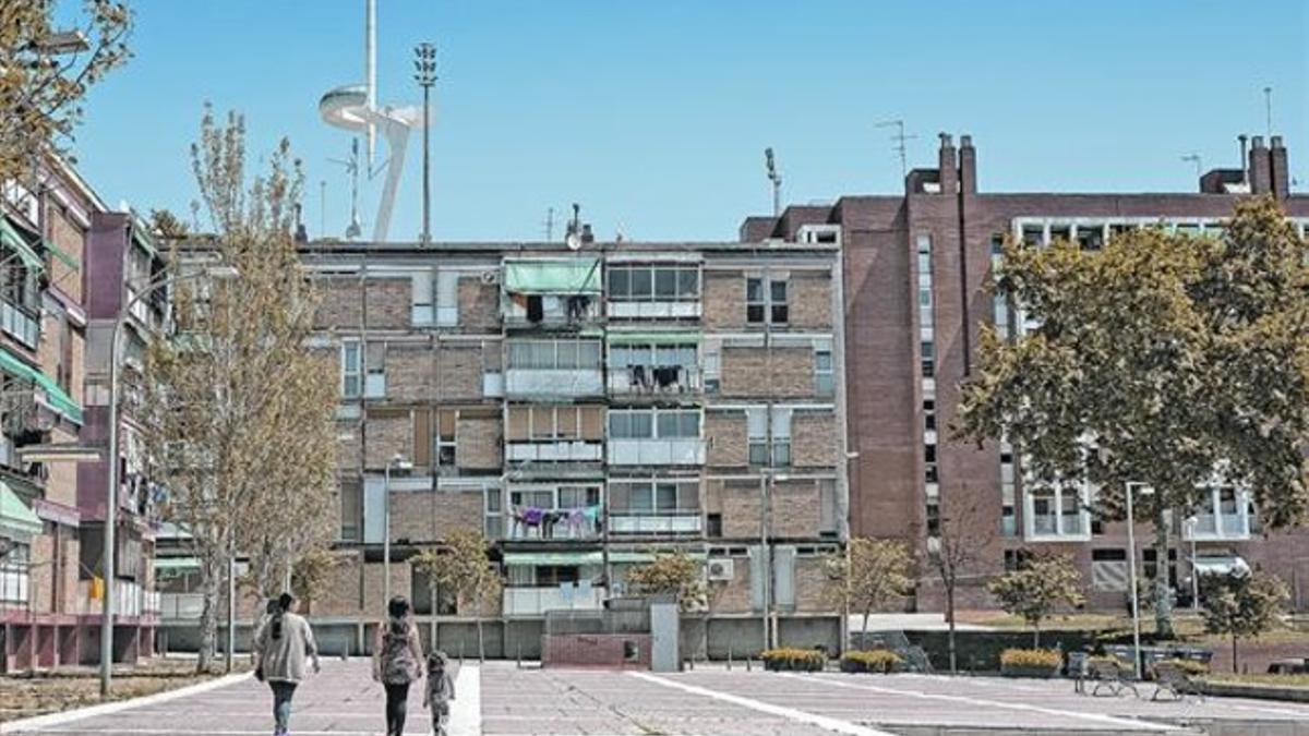 Bloques de Can Clos. Los que aparecen a la izquierda y en el centro, los más antiguos, carecen de ascensor.