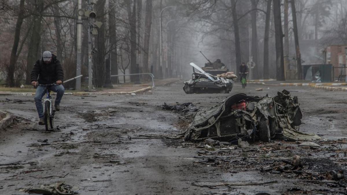 Una carretera bombardeada en Bucha, en la región de Kiev.