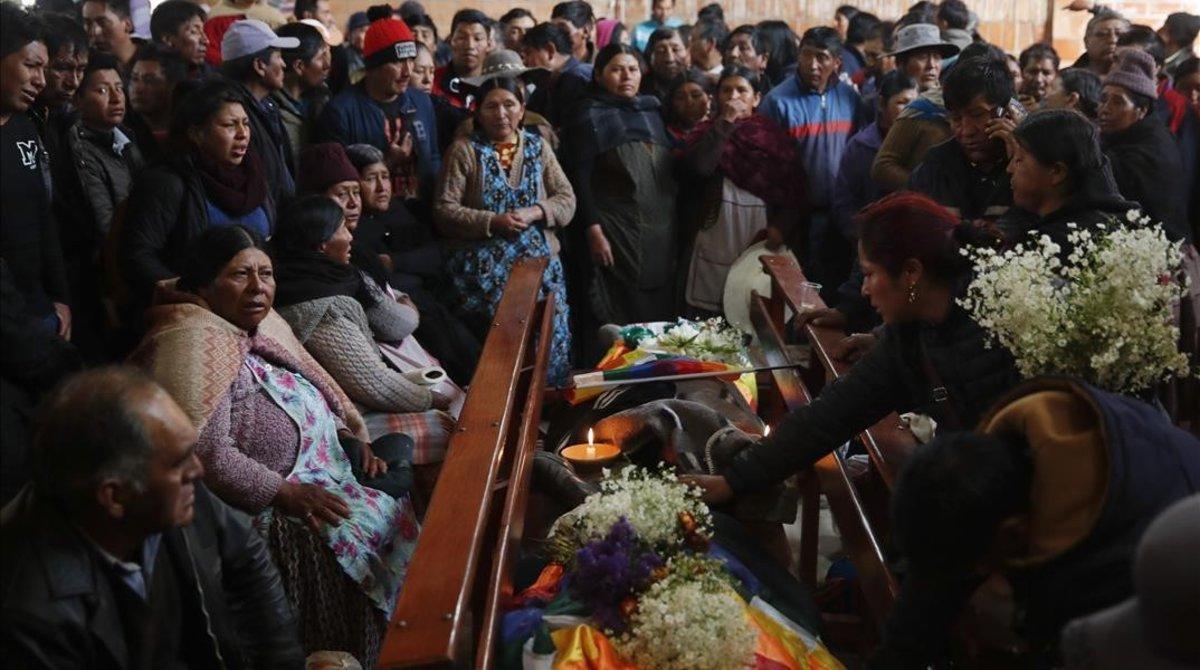 zentauroepp50999524 mourners gather around the bodies of people killed during cl191120183416