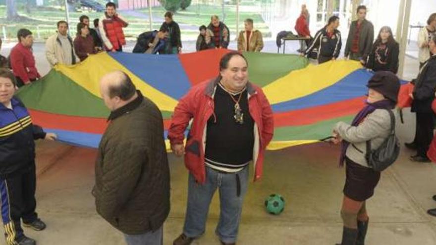 Una de las actividades organizadas ayer en la fiesta aniversario del club Finisterre, en Lamastelle. / víctor echave