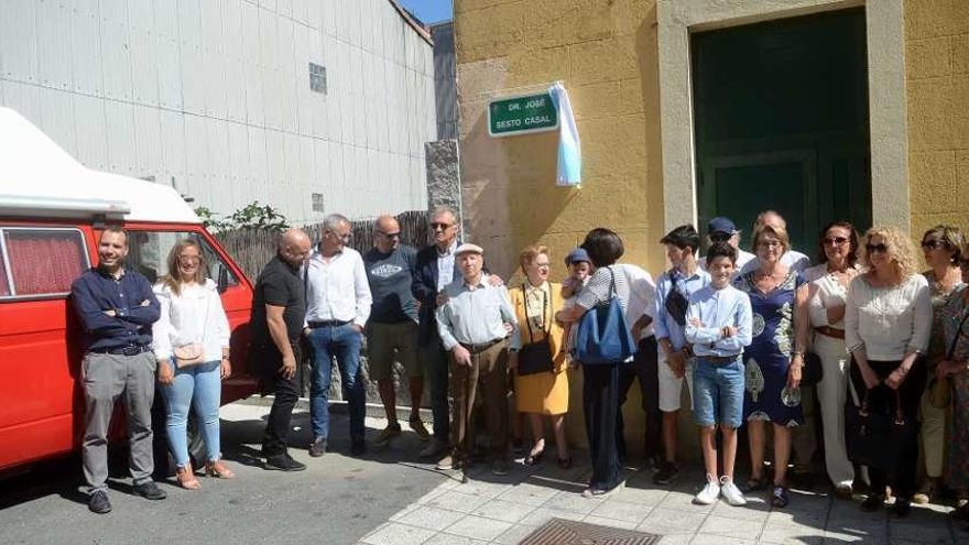 El alcalde y los familiares del doctor José Sesto, en la inauguración de la placa de calle.  // N. Parga