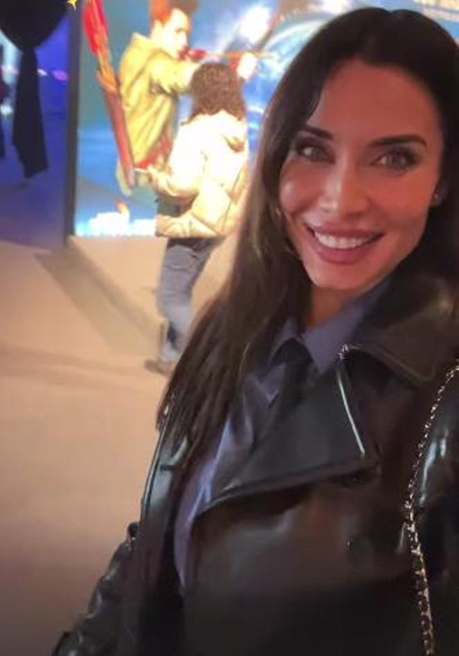 Pilar Rubio con camisa azul, corbata negra y chaqueta de cuero