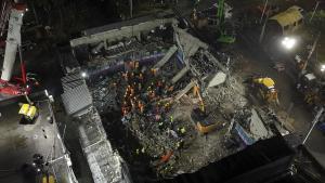 Trabajadores de los serivios de rescate trabajan en la búsqueda de cuerpos en la discoteca Jet Set de Santo Domingo, este jueves.