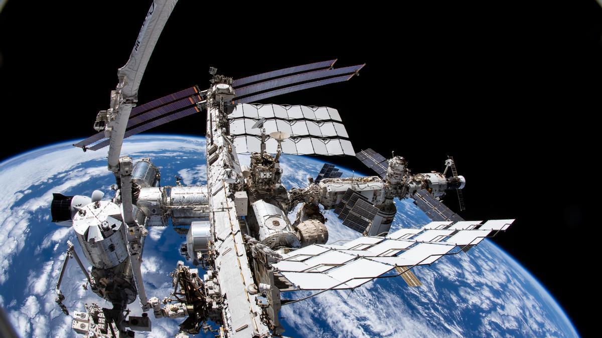 La Estación Espacial Internacional con la Tierra detrás.