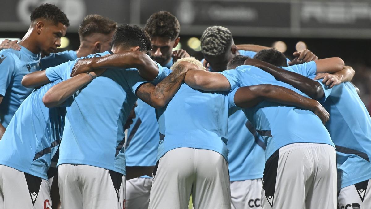 El equipo albinegro, unido antes de un partido en el SkyFi Castalia.