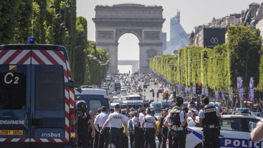 La Policía francesa detiene a cuatro familiares del terrorista fallecido ayer en los Campos Elíseos